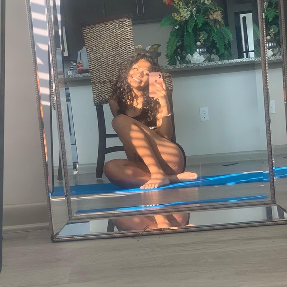 Meet your Posher, Olivia - Picture 2 of 5